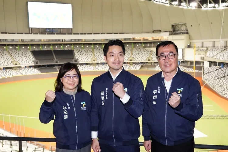 台北市長蔣萬安就職周年率市府團隊在大巨蛋開記者會。北市府提供