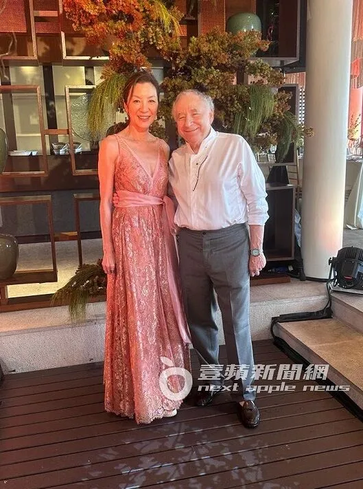 晚間婚宴楊紫瓊換上粉橙色調的金屬蕾絲烏干紗繫帶禮服，襯出新嫁娘幸福好氣色。吳玉愛攝