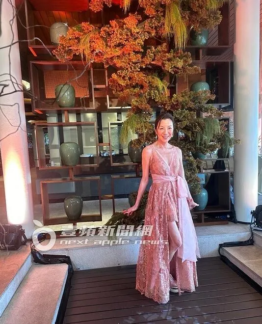 腰際間那一匹夏姿烏干紗，被賦予了「締結良緣」美好意涵。吳玉愛攝