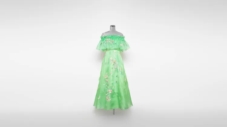 禮服以全絲烏干紗製成。品牌提供