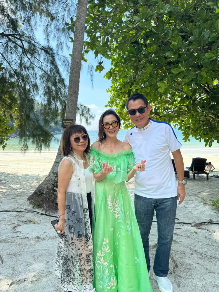 夏姿設計總監王陳彩霞（左起），楊紫瓊與夏姿董事長王元宏。吳玉愛攝