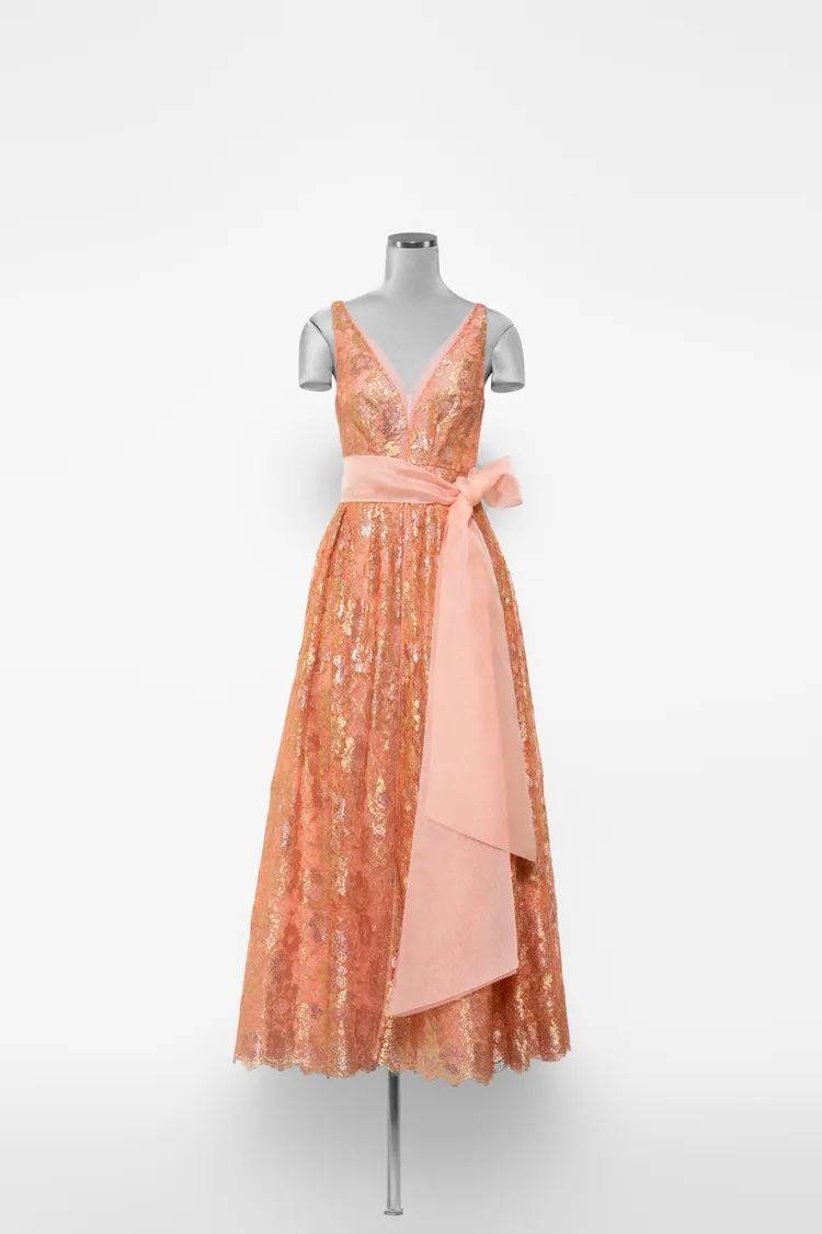 晚間婚宴禮服。品牌提供