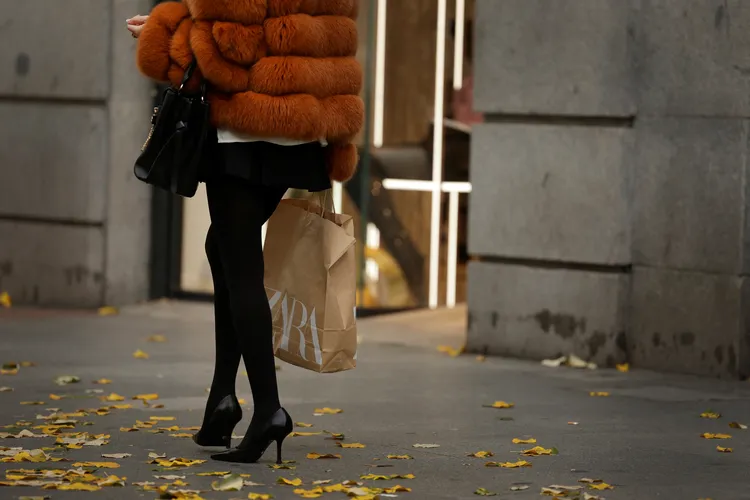 西班牙畢爾包一名民眾從Zara購物離開。路透社