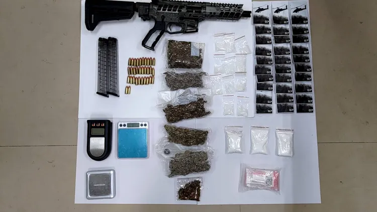 警方查扣衝鋒槍及大量毒品。民眾提供