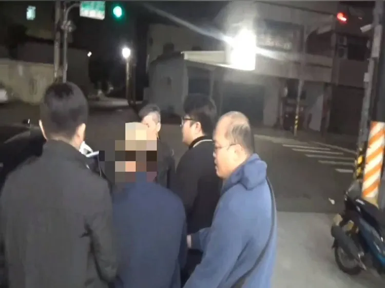 警方一擁而上逮捕薛姓通緝犯。民眾提供