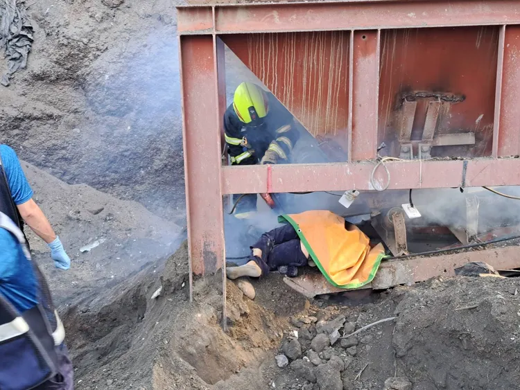 警方破壞設備，搶救受困工人。讀者提供