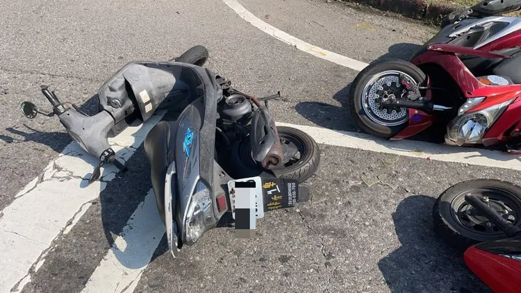 停等紅燈的機車遭到波及。翻攝畫面