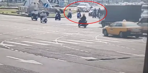 北投恐怖車禍影片曝光 賓士車如打保齡球衝撞4機車釀1死2傷