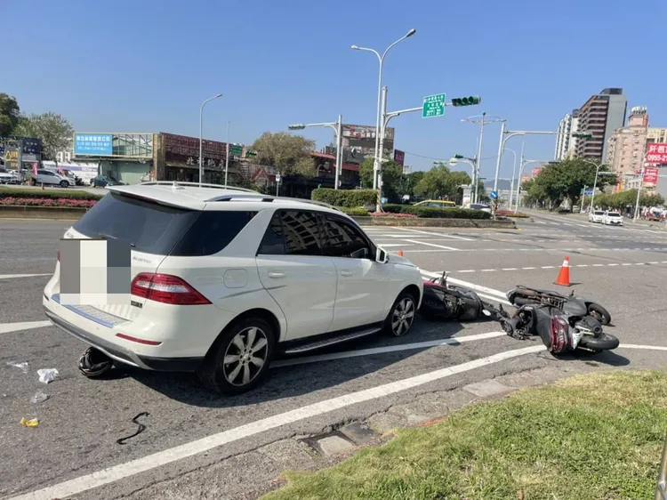 賓士車衝撞機車。翻攝畫面