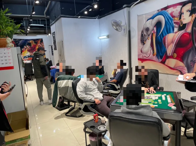 三重棋牌社掛羊頭賣狗肉，十多名麻將賭客當場被逮。翻攝畫面