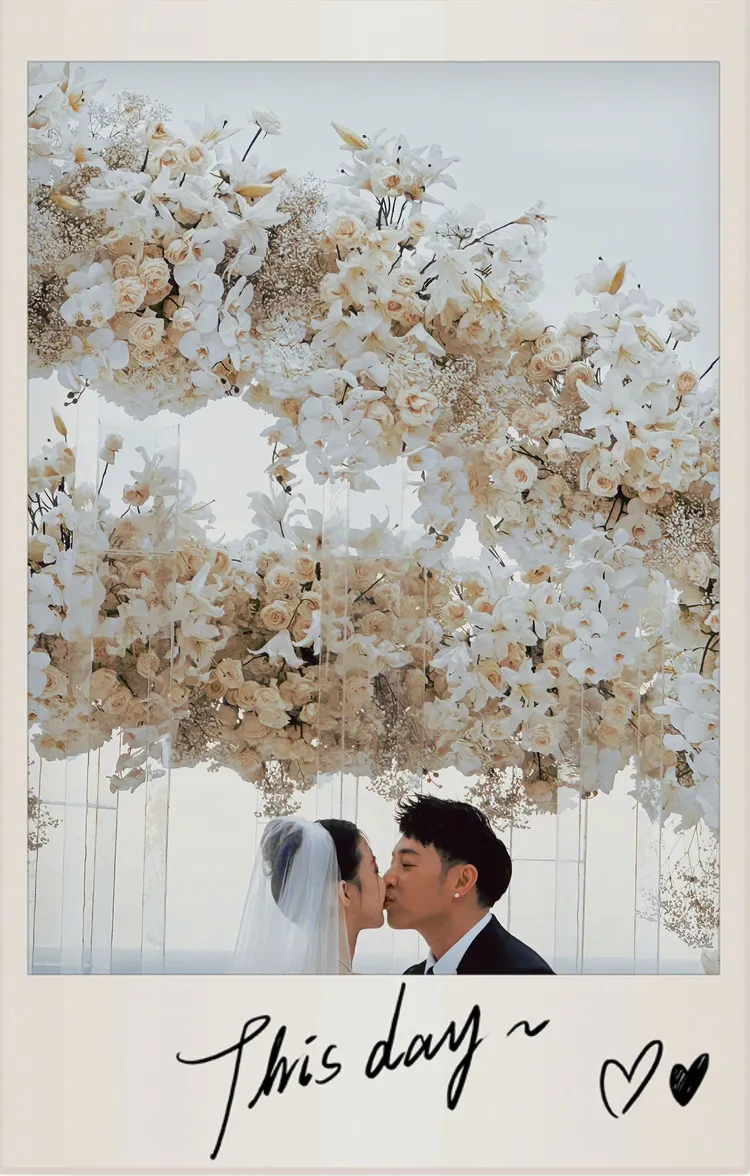 楊丞琳拍下潘瑋柏親吻愛妻。翻攝楊丞琳微博