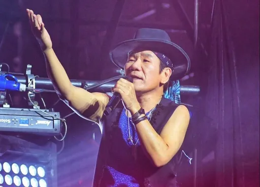 金曲歌王趙傳登台前傳來94歲父親死訊 忍慟唱完頭七悼念亡父