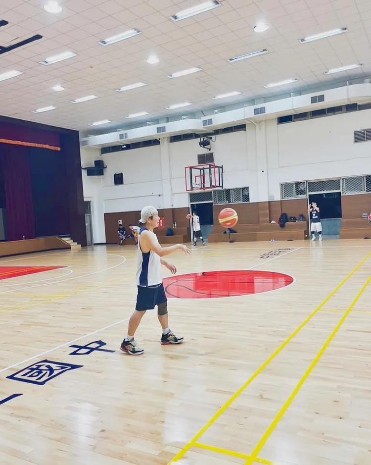 趙傳工作空檔打球紓壓。旋風音樂提供