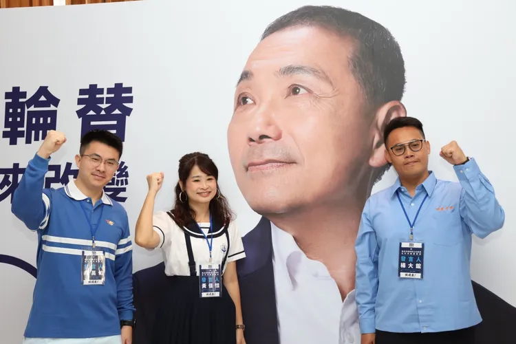 林昊佑（左起）、黃佳恬、楊大鋐3名發言人，穿著學生時代的制服亮相。國民黨提供