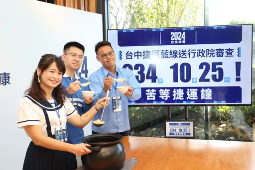 侯康配台中競總開箱　「苦等捷運鐘」搶眼！3發言人學生服亮相