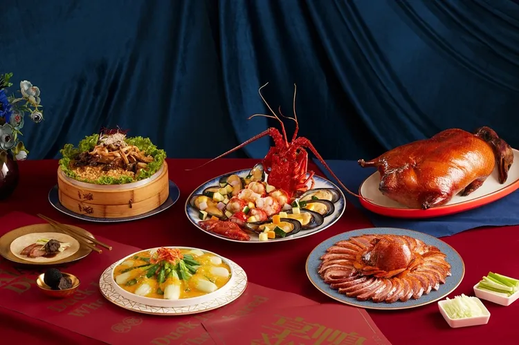 享鴨與龍共舞享鴨宴，消費者可在家現刨整顆黑松露，搭片皮烤鴨、蕈菇飯享用。業者提供