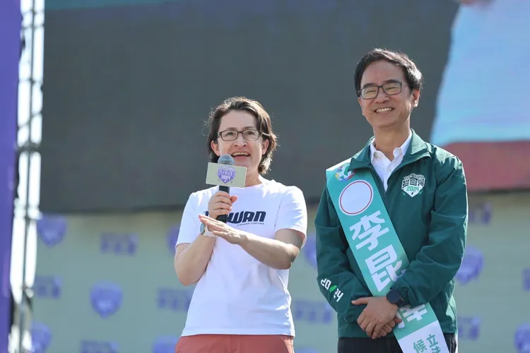 蕭美琴說，李昆澤是非常清廉的人，像水一樣的乾淨。李昆澤總部提供