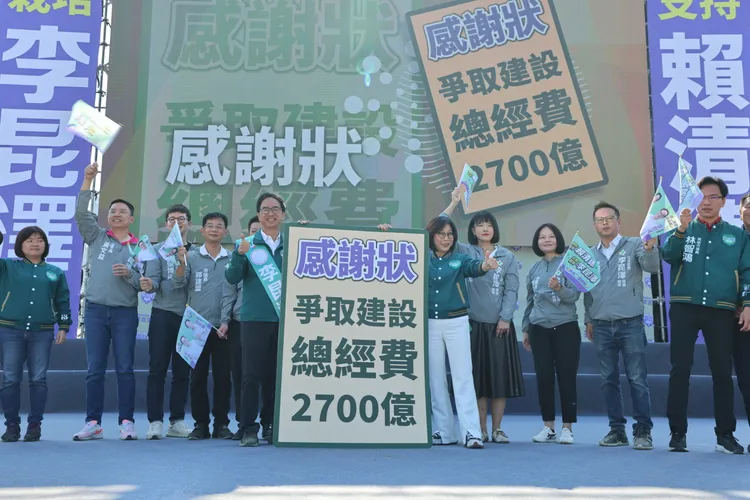 高雄市議會康裕成議長頒發感謝狀「爭取建設總經費 2700億」，感謝李昆澤。李昆澤總部提供