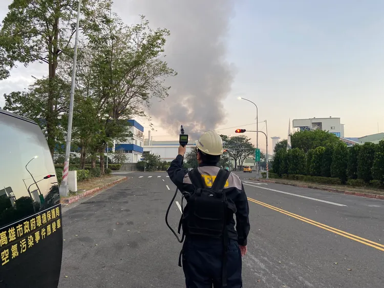 環保局空污小組於下風處進行環境監測。環保局提供