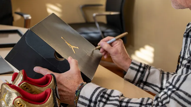 設計師哈特斐德為這雙Air Jordan 3s準備鞋盒，並在鞋盒簽名。美聯社