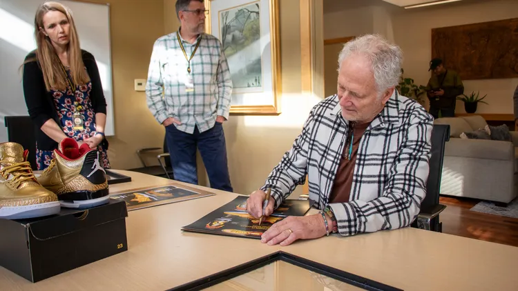 設計師哈特斐德也捐贈其他物品給遊民收容所。美聯社