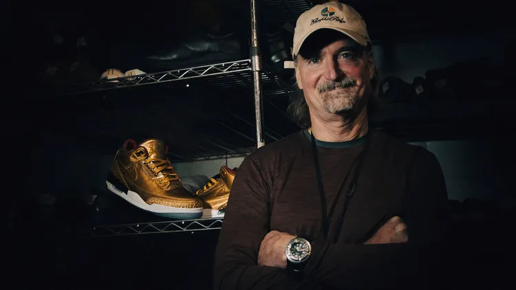 曾為遊民、癮君子的弗利，在成堆的捐贈品中發現了這雙Air Jordan 3s夢幻逸品。美聯社