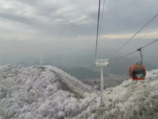 高山纜車無預警斷電 車廂變冰箱!逾50名遊客求救:都結冰了