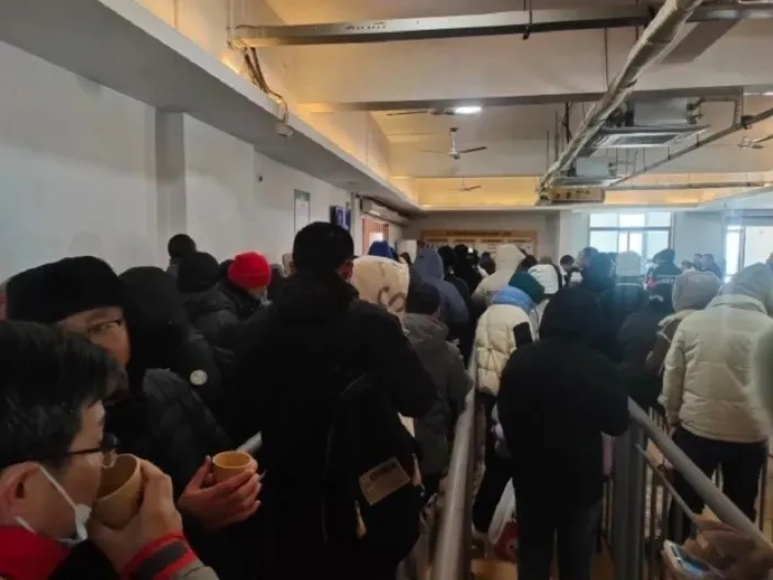 當時山上也有數10名遊客等不到纜車下山。取自微博