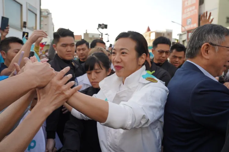 吳欣盈跟柯文哲跟支持者一一握手。民眾黨提供