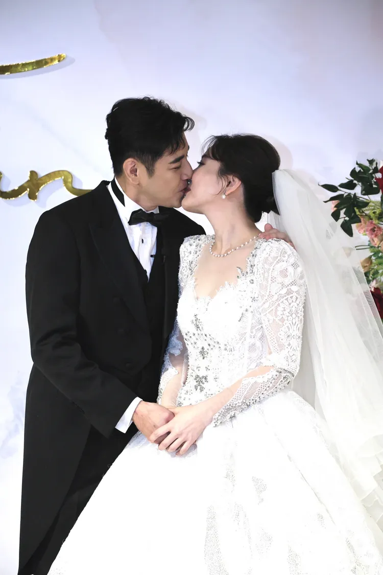 新人甜蜜接吻。攝影中心攝