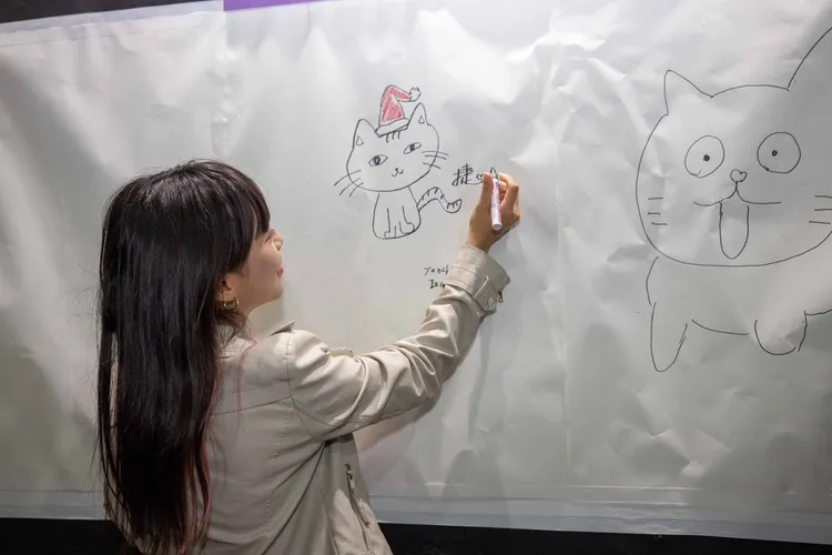 相較於邁邁市長的胖貓咪，黃捷畫得貓咪顯得嬌小可愛。黃捷服務處提供