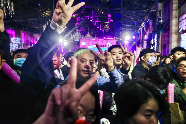 民進黨「人蔘好彩投應援之夜」，現場大多為40歲以下的青年。林林攝