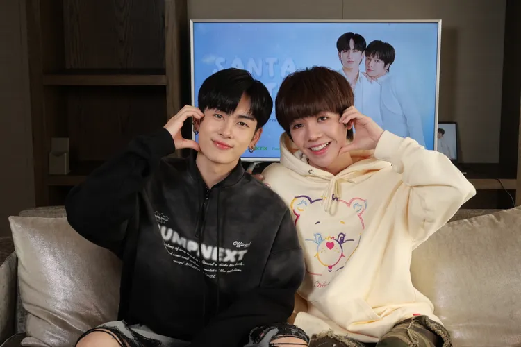 Santa（左）表示Earth最會撒嬌，尤其是吃東西的時候。Boo's Entertainment提供