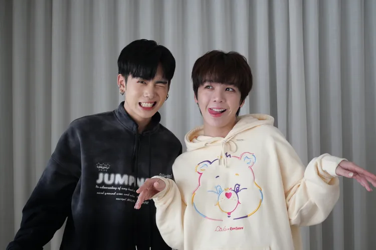 Santa（左）、Earth擺出搞怪的表情。Boo's Entertainment提供