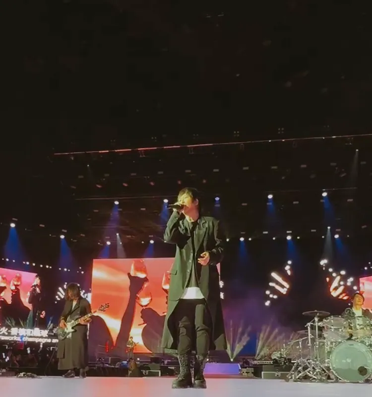 阿信賣力演出。翻攝五月天IG直播截圖