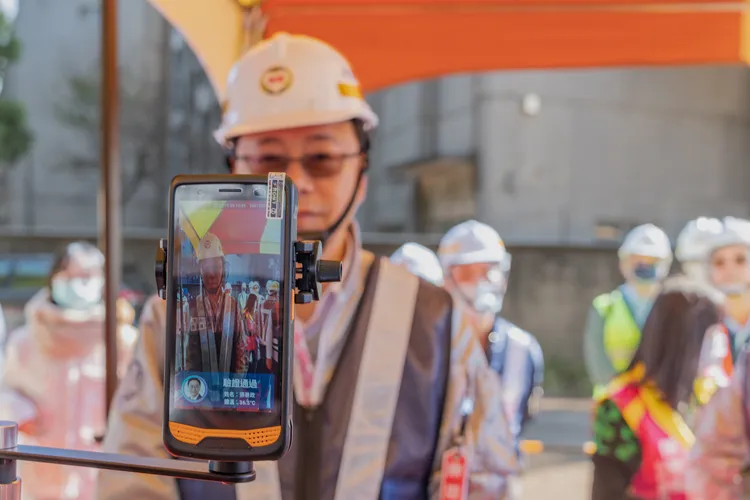 張善政體驗工地AI人臉辨識系統。桃園市府提供