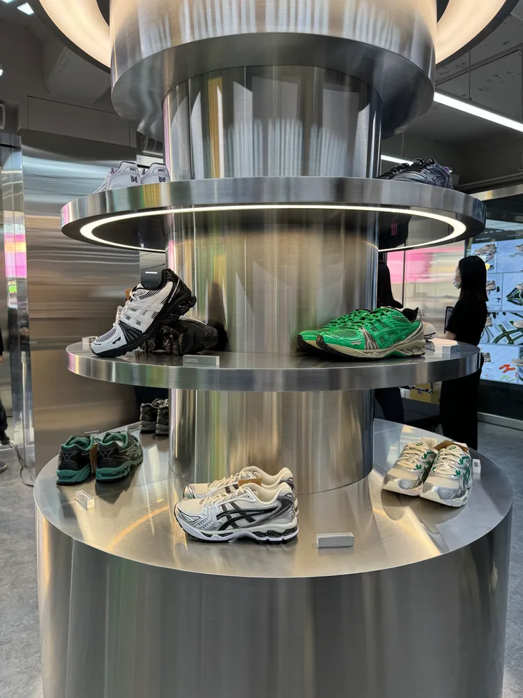 ASICS台北西門店還販售有款式齊全的聯名熱賣鞋。張家玲攝