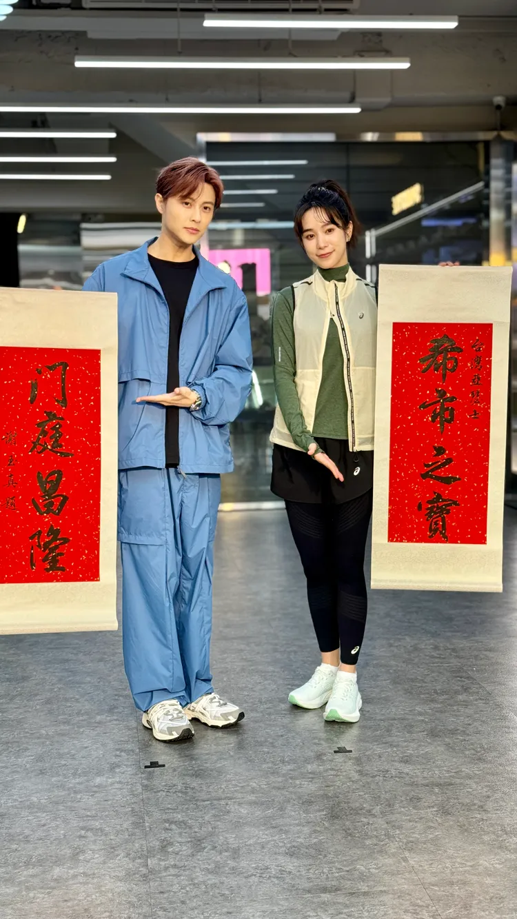 王子（左）與温貞菱今日出席ASICS台北西門店開幕活動。張家玲攝