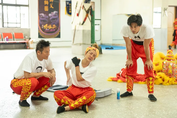 莎莎（中）面對一連串訓練幾乎呈現虛脫，徐乃麟（左）和徐新洋在一旁關心她。民視提供