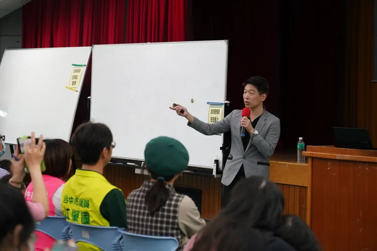 親職講座由兒童發展專家王宏哲老師主講「提升孩子情緒管理能力」。江肇國服務處提供