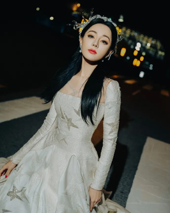 迪麗熱巴頭飾閃亮。翻攝迪麗熱巴工作室微博
