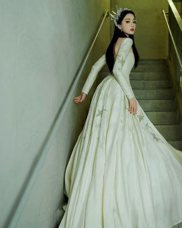 迪麗熱巴今晚走在逃公主風。翻攝迪麗熱巴工作室微博