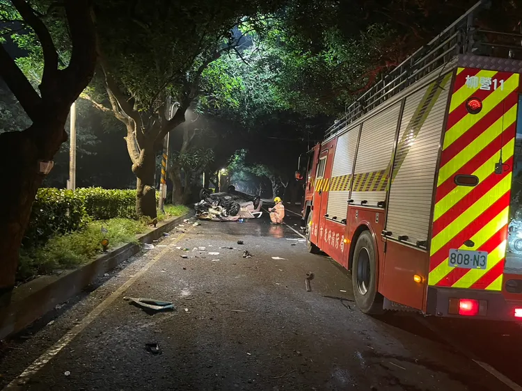 警消到場灌救。讀者提供