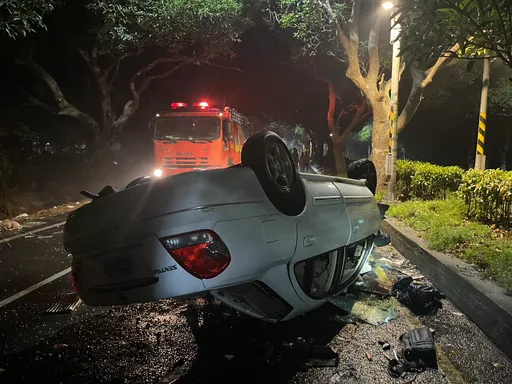 有片|台南車撞樹翻滾起火!駕駛拋飛慘死 檢警這原因下封口令