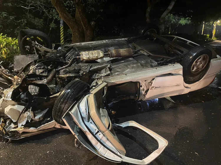 車輛變形受損嚴重。讀者提供