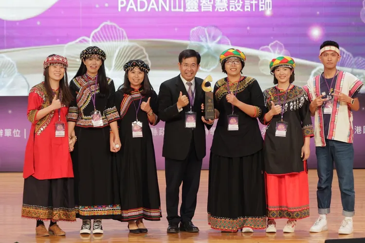 巴楠花部落中小學勇奪教學卓越金質獎。教育局提供