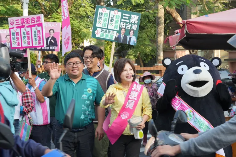 二人呼籲支持支持賴蕭配，讓民進黨國會過半。賴惠員服務處提供