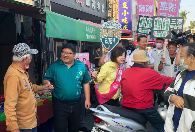 2人前往鹽水牛墟拜票，向鄉親問好。賴惠員服務處提供