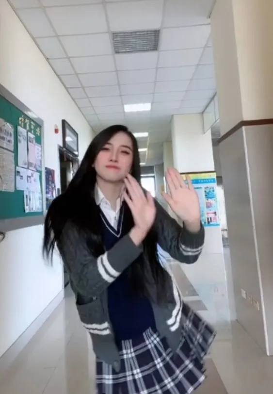 漂亮女同學邀請你一起抖音擦玻璃～抖音@milky05777 提供