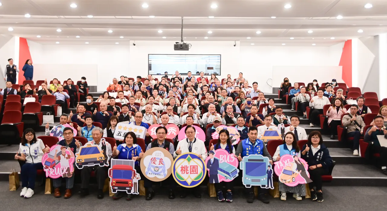 桃園市今天表揚117位優良駕駛。桃園市府提供